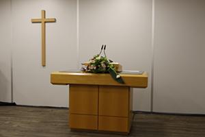 Der Altar in der Lobby des Bischoff-Verlages