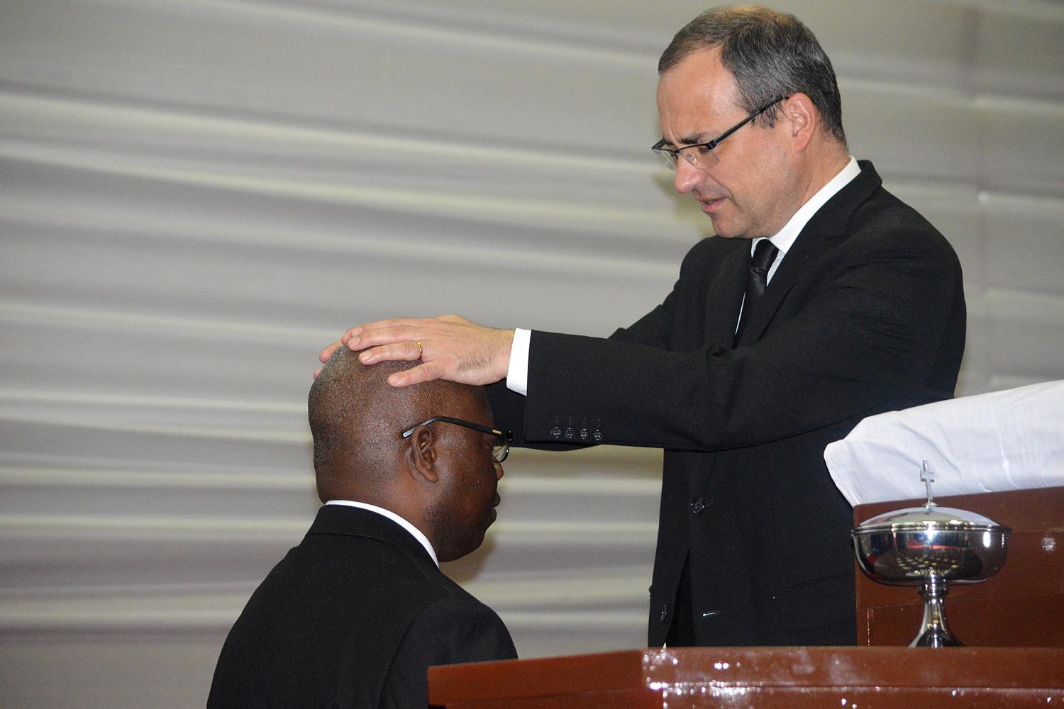 Bezirksapostel Joseph Opemba Ekhuya wird ordiniert (Fotos: NAC East Africa)