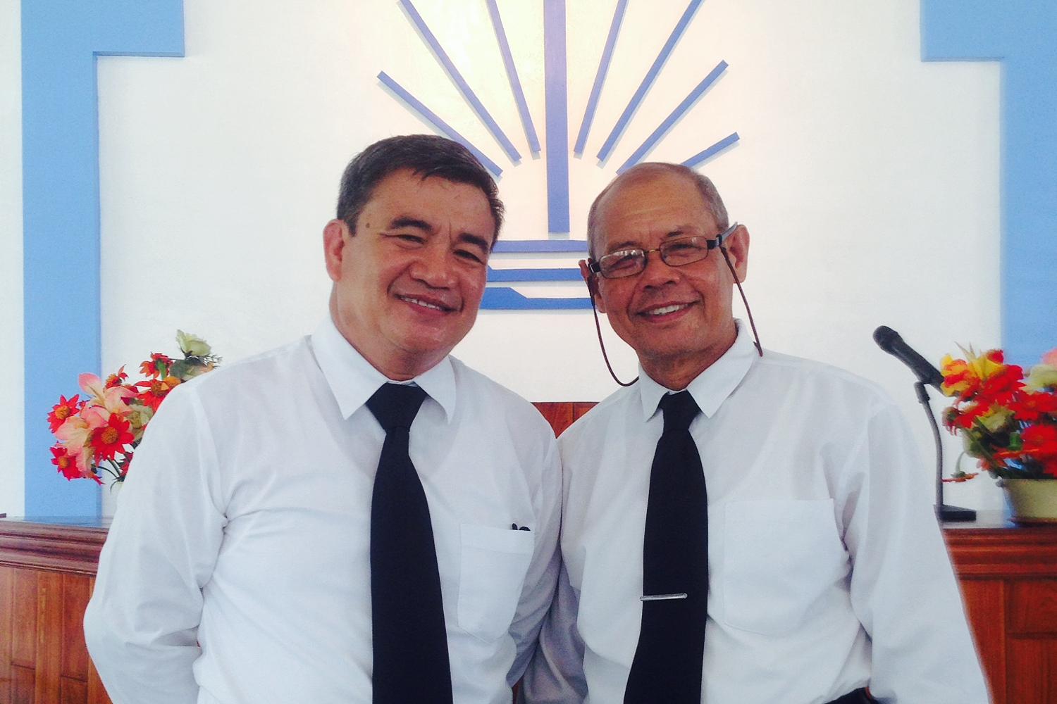 Der neu ordinierte Apostel Pascual (links) mit seinem Vorgänger (Fotos: NACSEA)