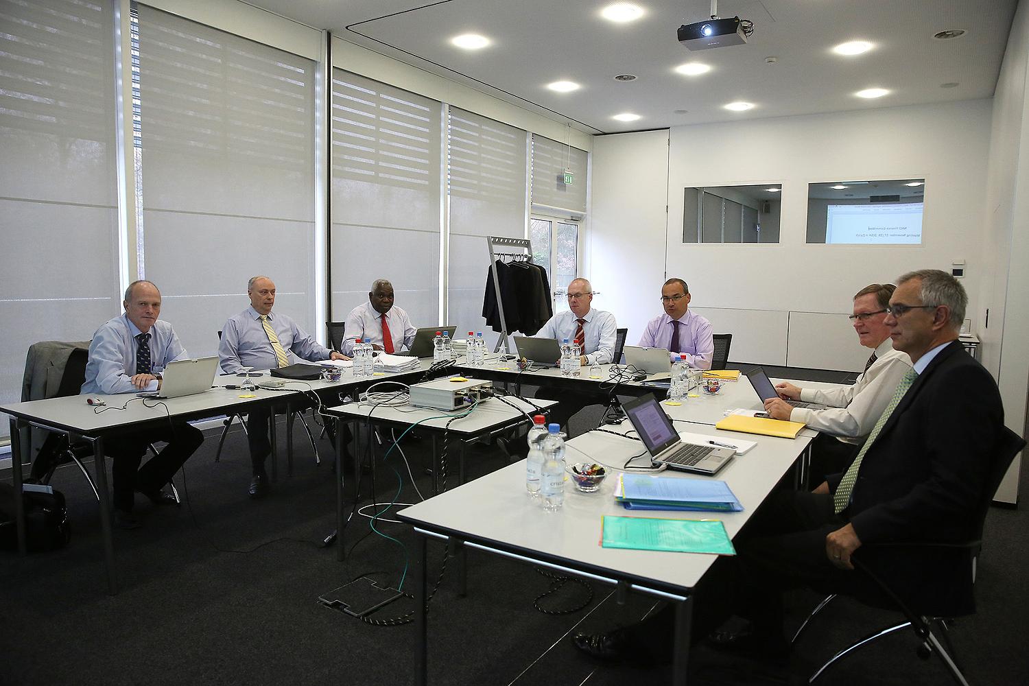 Das neue Finanzkomitee bei der Arbeit (Fotos: NAKI)