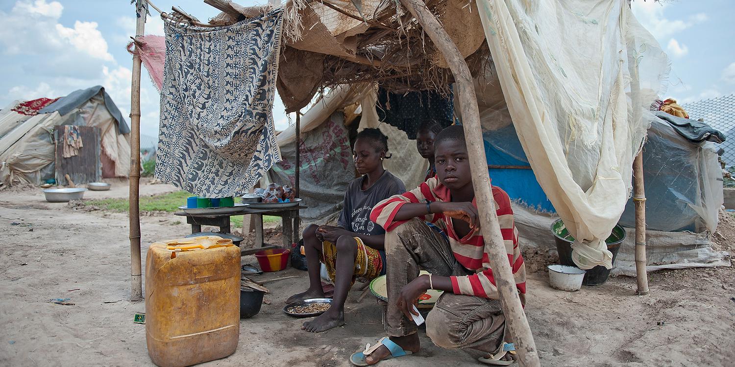Brice, 12 Jahre alt, floh am 5. Dezember mit seiner Tante und Cousin und lebt seitdem in einer selbstgebauten Plastikhütte im M'Poko Camp
