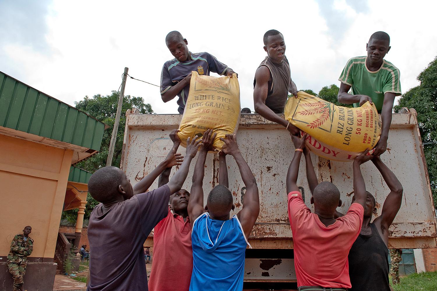 Die Sicherheitsorganisation UNIT der UN in der Zentralafrikanischen Republik Republik koordiniert eine wöchentliche Essensausgabe an mehr als 2.000 ex-Seleka Kämpfer in drei Camps in Bangui (alle Fotos: UN Photo/Catianne Tijerina)