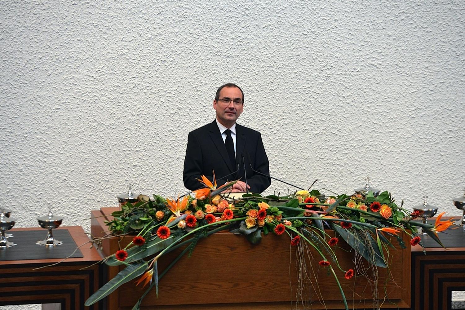 Stammapostel Jean-Luc Schneider predigt in Fellbach bei Stuttgart (Deutschland)