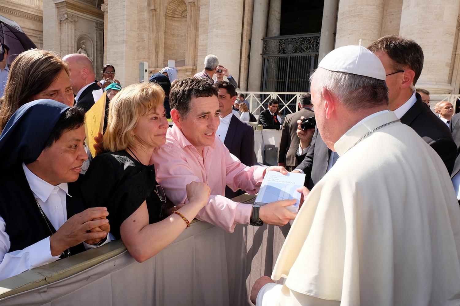 ...an den Papst übergeben (Fotos: NAKI)