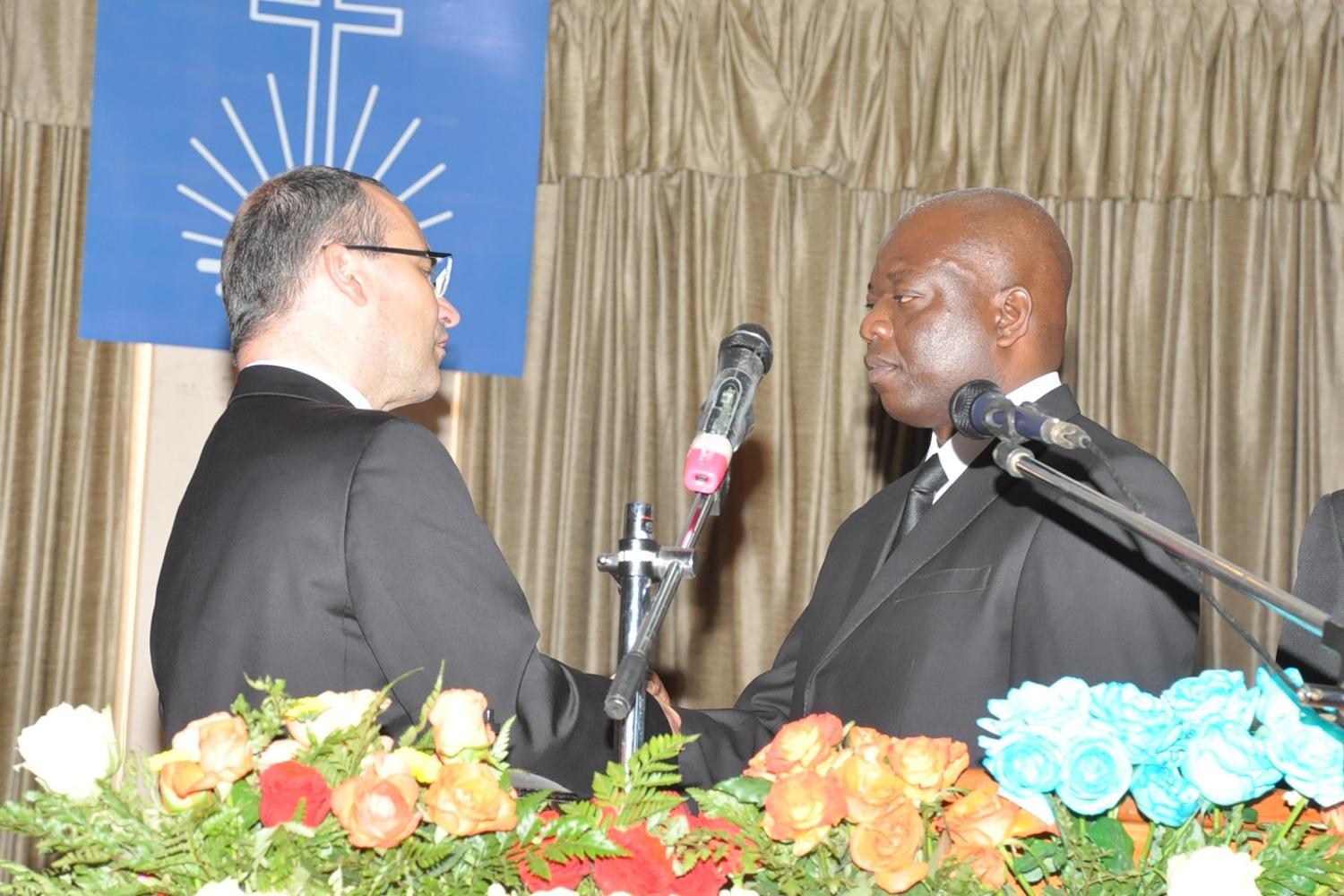 Der Stammapostel mit dem neuen Bezirksapostelhelfer Joseph Opemba Ekhuya (Foto NAC Uganda)