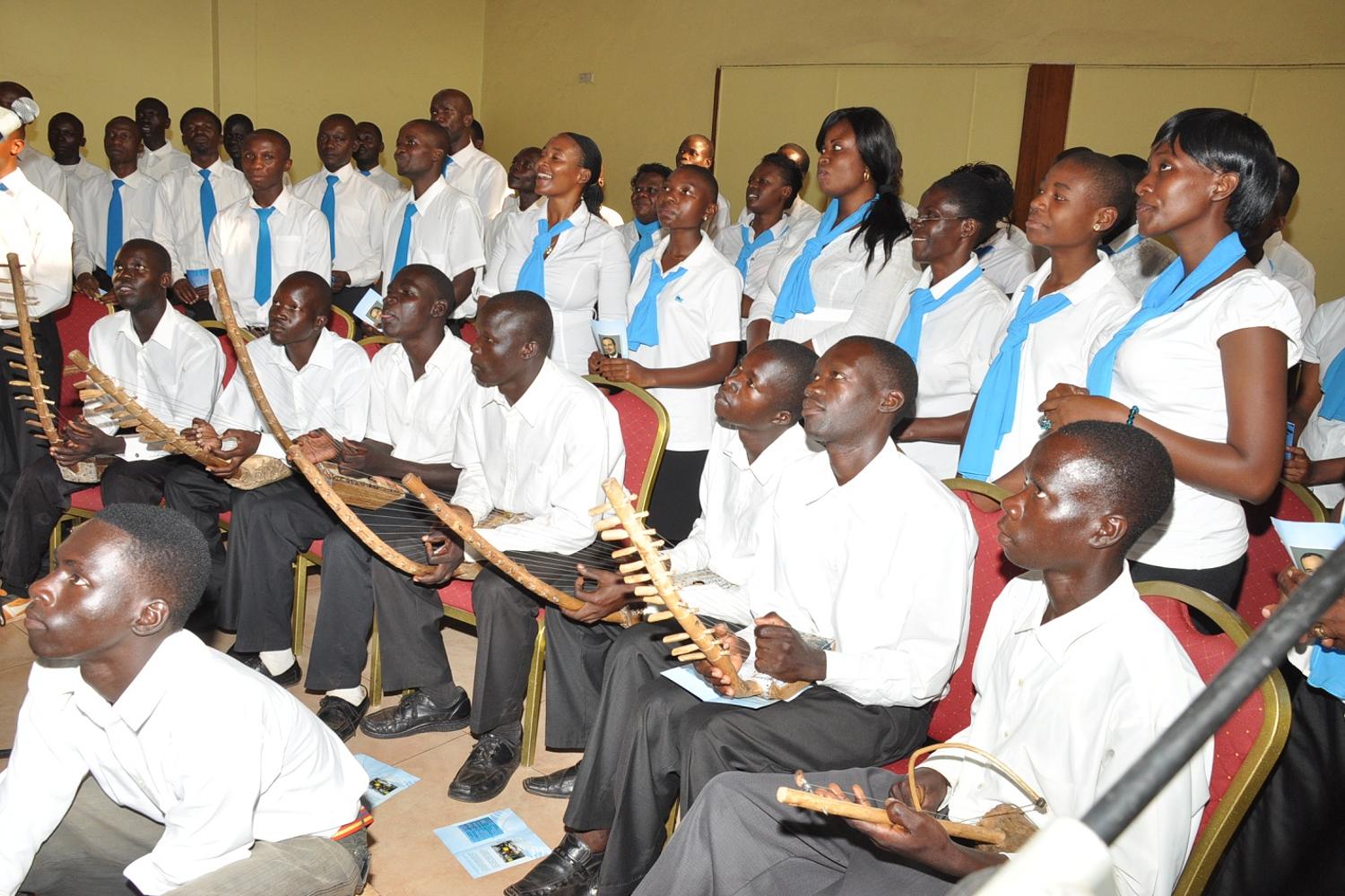 Das Konzert am Samstagabend mit Chor und traditionellen Instrumenten (Foto NAC Uganda)
