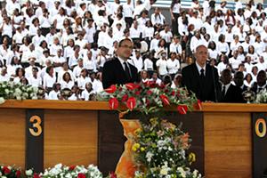 Stammapostel Jean-Luc Schneider am Altar in Luanda