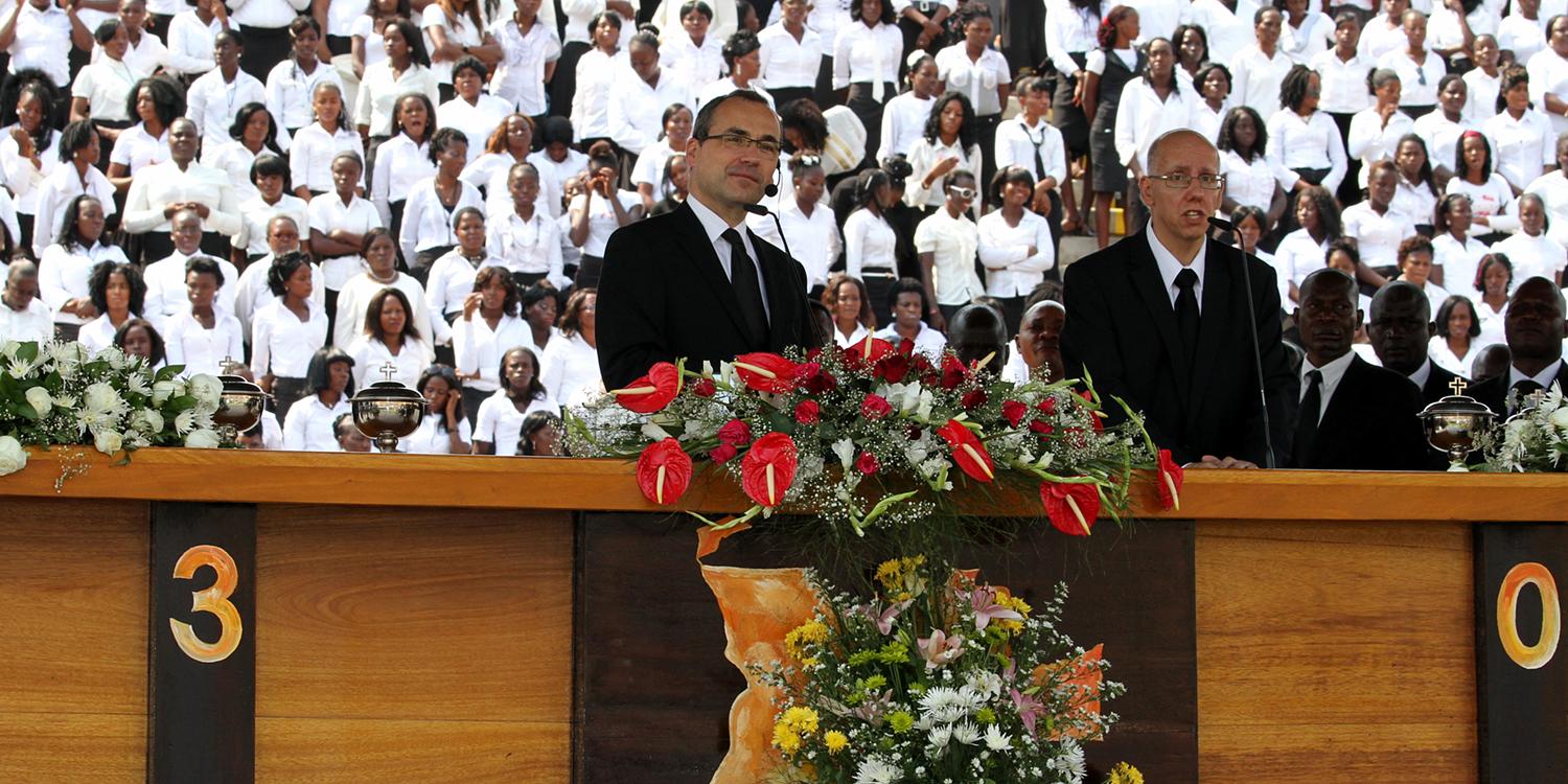 Stammapostel Jean-Luc Schneider am Altar in Luanda
