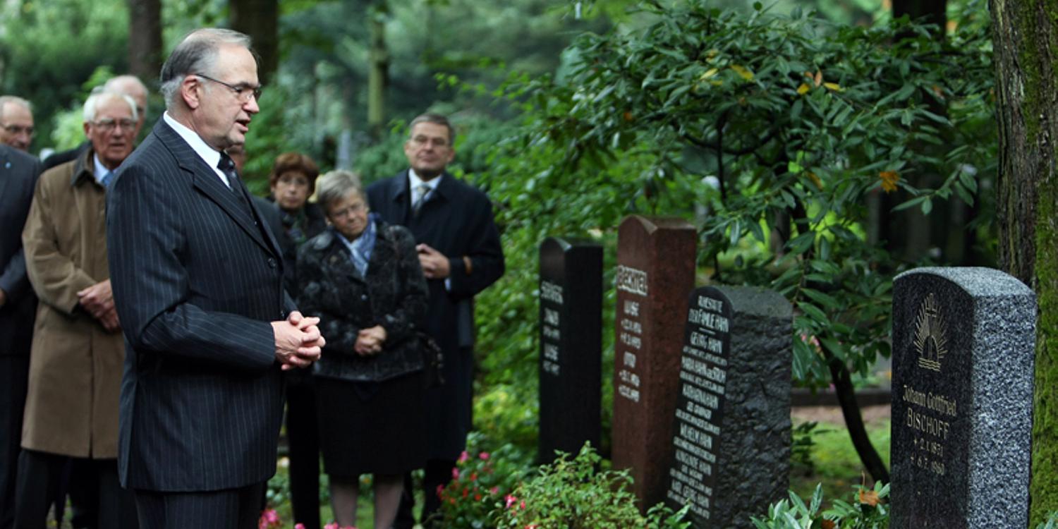 2010: Besuch am Grab von Stammapostel Bischoff (Foto: NAK HRS)