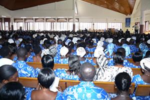 Eine freudige Gemeinde erwartet den Gottesdienst am 17.02.2013 in Kumasi, Ghana