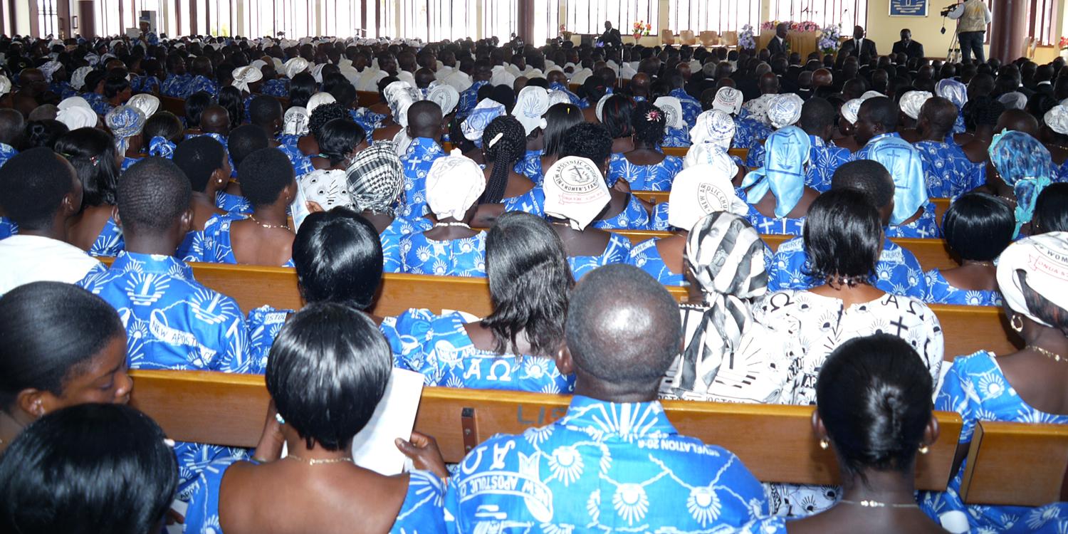 Eine freudige Gemeinde erwartet den Gottesdienst am 17.02.2013 in Kumasi, Ghana