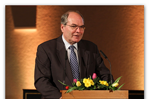 Manfred Henke hält einen Vortrag über die Anfangsjahre der Neuapostolischen Kirche