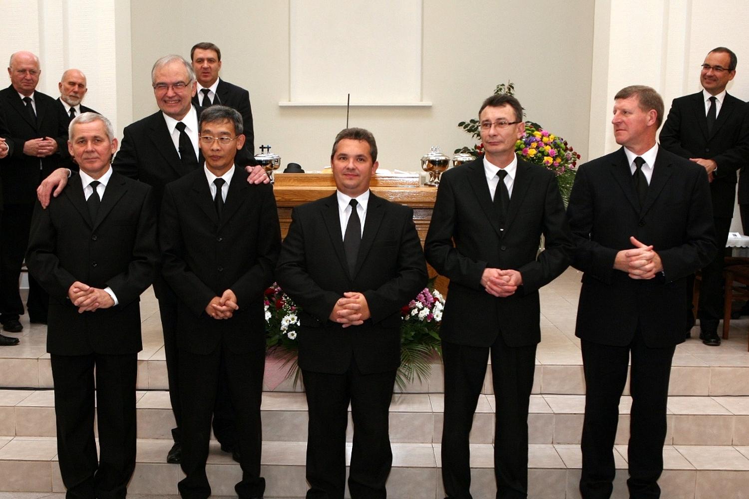 Die Bischöfe Hanajew (für Kasachstan), Ljan und Groo sowie die Apostel Aktschurin und Lasarew (von links, Fotos: NAK BB)