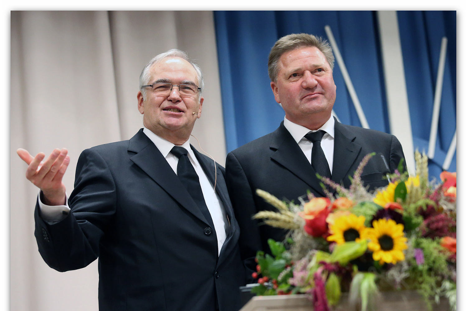 ...und beauftragt am Ende den neuen Bezirksapostelhelfer Rainer Storck (Fotos: NAK NRW)