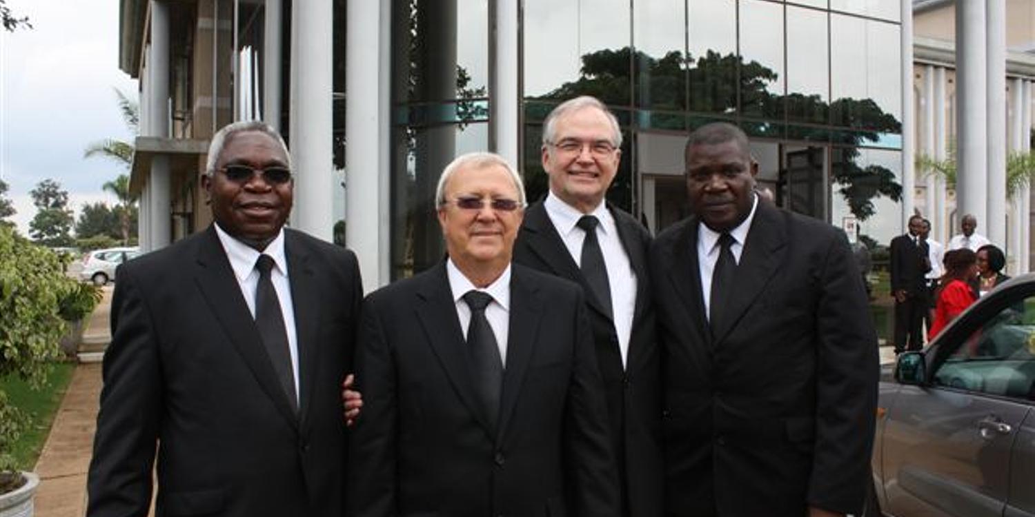 Apostel Welman (zweiter von links) wurde in den Ruhestand verabschiedet