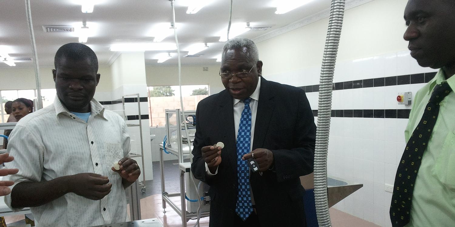 Bezirksapostel Charles Ndandula besucht die neue Bäckerei