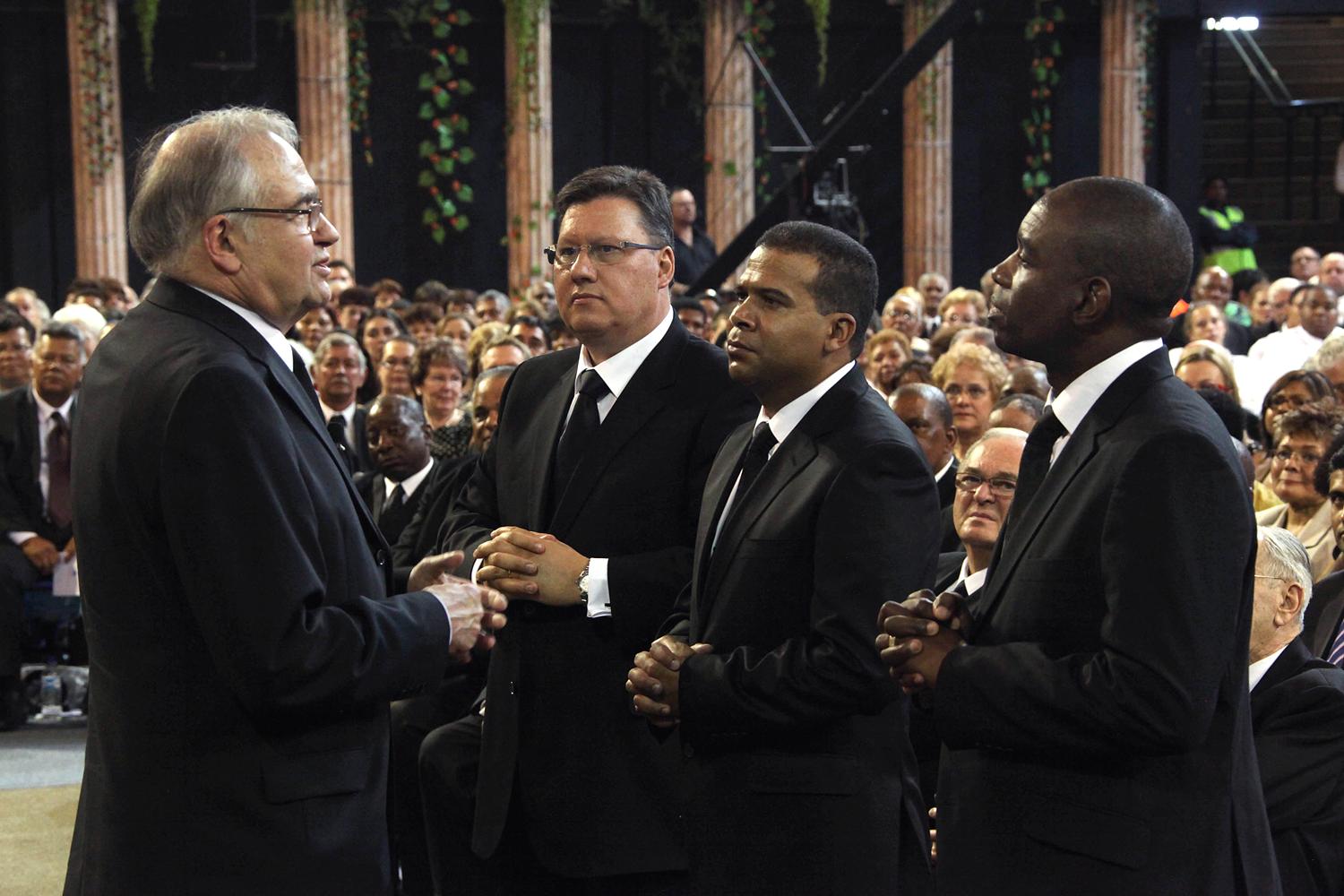 Ansprache an Keith Wentzel, Abraham Page und Patrick Mkhwanazi (von links) vor ihrer Ordination