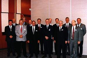 Ein offizielles Foto vom Arbeitstreffen apostolischer Gemeinschaften im September 2000 (Foto: NAKI)