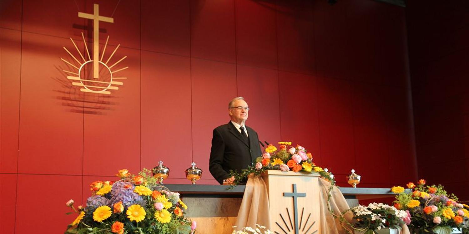 Stammapostel Wilhelm Leber am Altar in Dresden