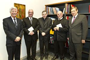 Kurt Kardinal Koch (Mitte), umgeben von den Mitgliedern der neuapostolischen Arbeitsgruppe Kontakte zu Konfessionen und Religionen (Foto: J. Krämer)