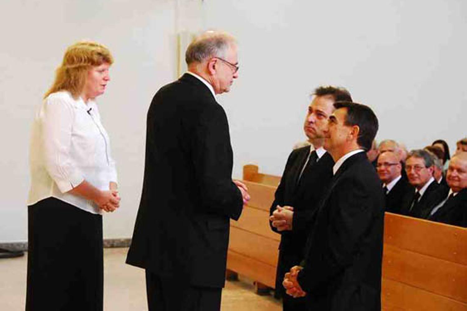 Stammapostel Leber ordiniert einen Apostel und einen Bischof (Fotos: INA Súd)