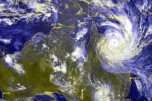 Der Zyklon Yasi trifft auf Queensland (© dpa)