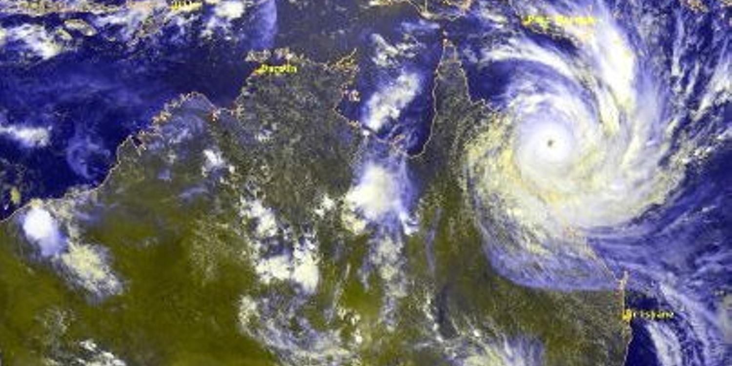 Der Zyklon Yasi trifft auf Queensland (© dpa)
