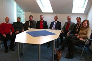 Vertreter der Regenbogen-NAK im Gespräch mit Mitgliedern des GbA in Frankfurt (Foto: Regenbogen)