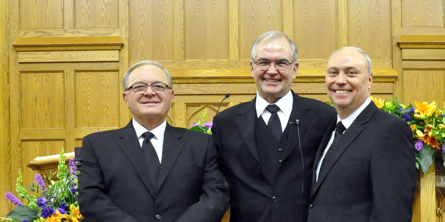 Bezirksapostel Latorcai trat in den Ruhestand (links), Bezirksapostel Woll wurde ordiniert (rechts)