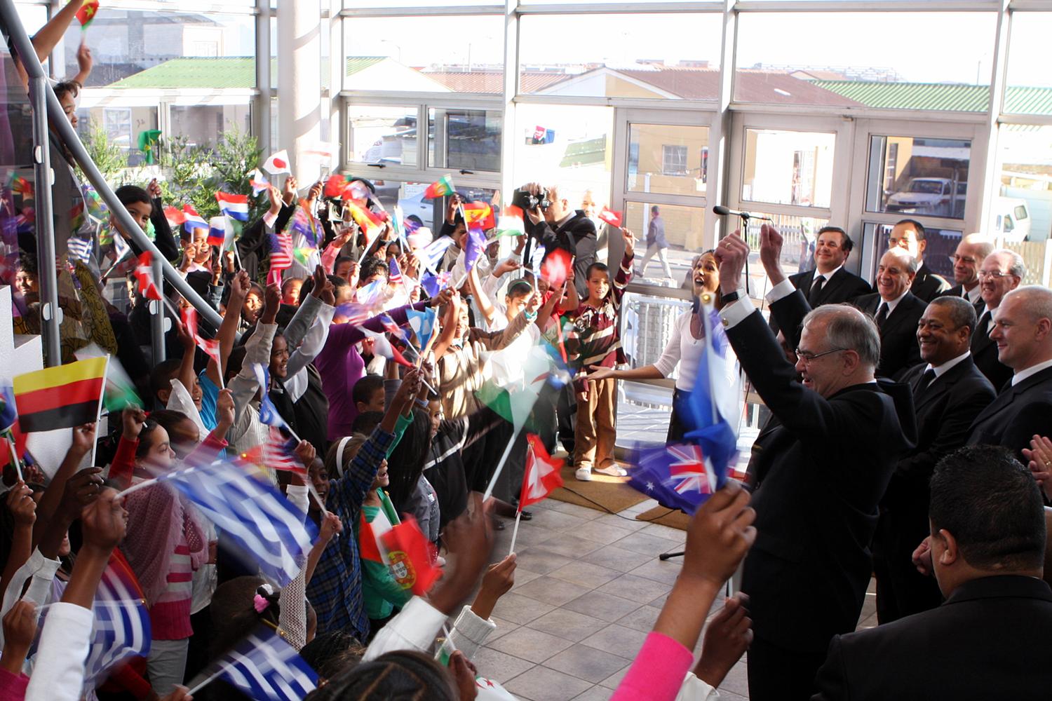 Enthusiastisch: Kinder begrüßen den Stammapostel vor dem Gottesdienst (Fotos: NAC Cape)