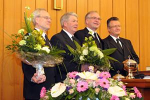 von links: die beiden Ruheständler Apostel Drave und Bischof Warfsmann, Stammapostel Leber und der neu ordinierte Apostel Falk