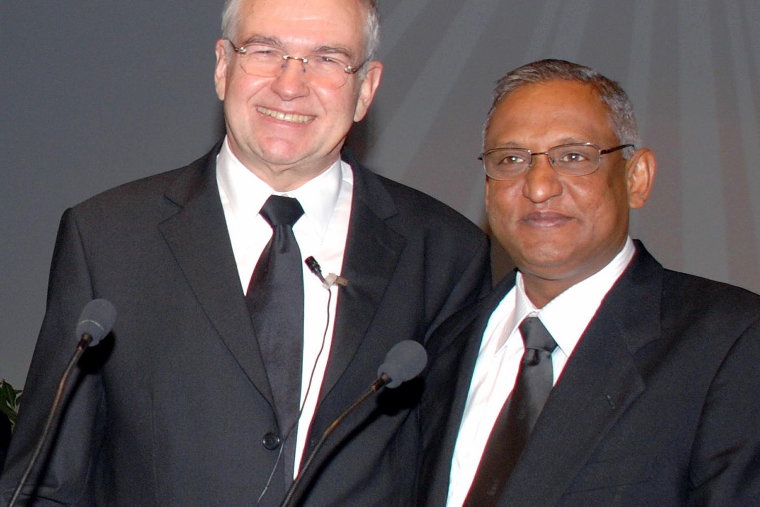Bezirksapostelhelfer David Devaraj (rechts) neben Stammapostel Wilhelm Leber (Fotos: NAC Canada)