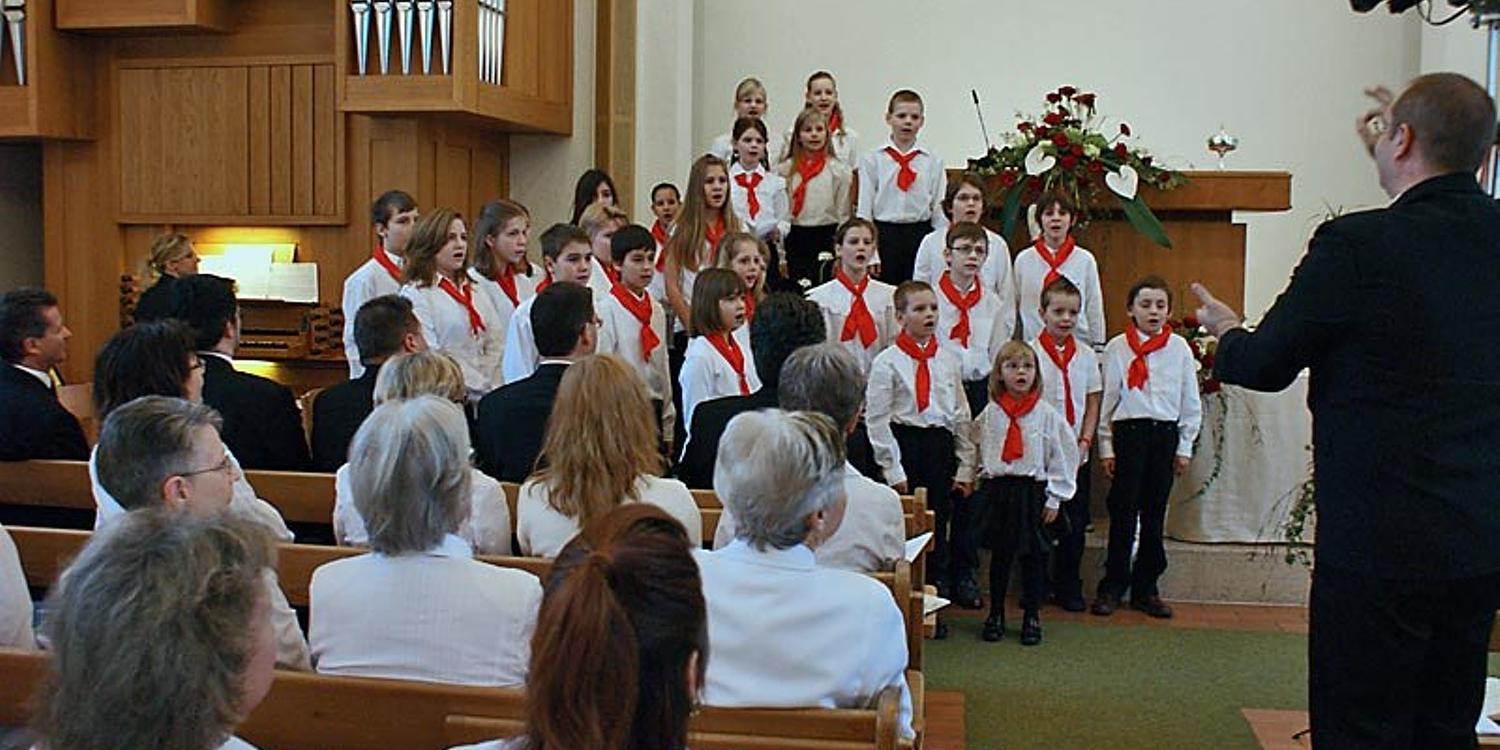 Ein Kinderchor umrahmt die gottesdienstliche Musik