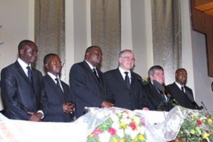 von links: die Apostel Mwemena; Musuwa und Tshisekedi, Stammapostel Leber und Übersetzer