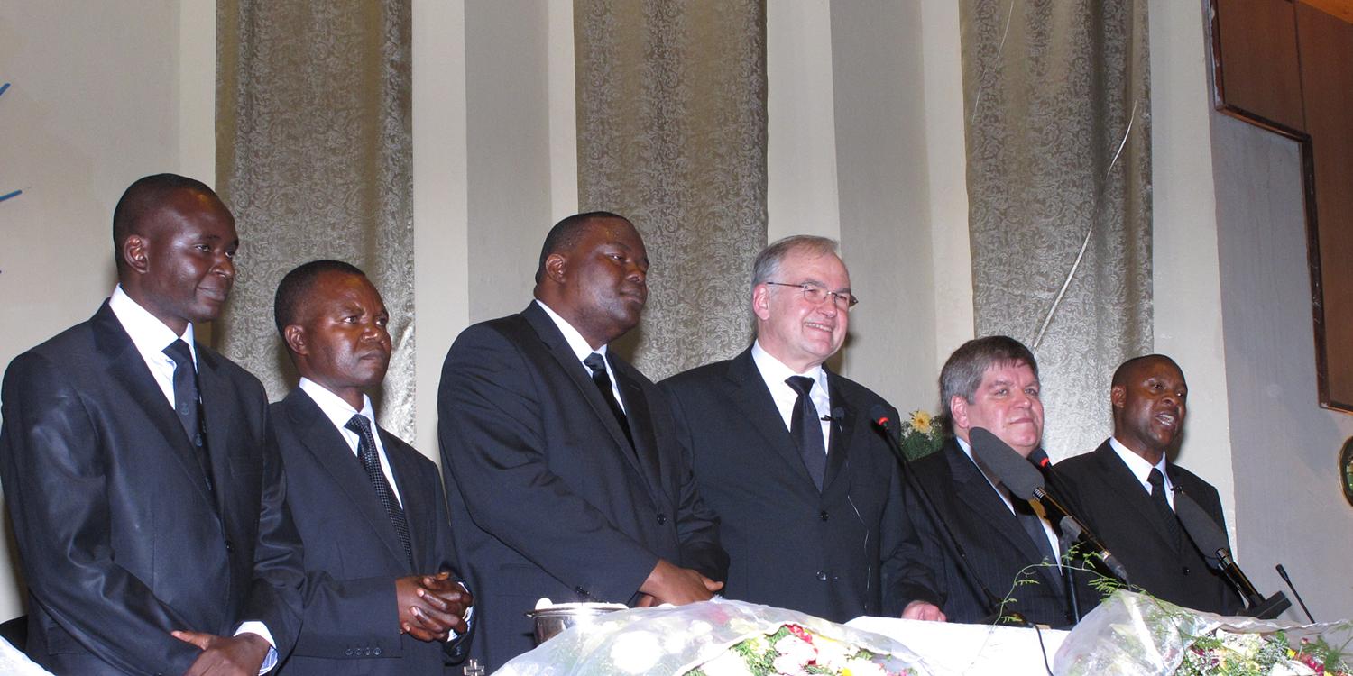 von links: die Apostel Mwemena; Musuwa und Tshisekedi, Stammapostel Leber und Übersetzer