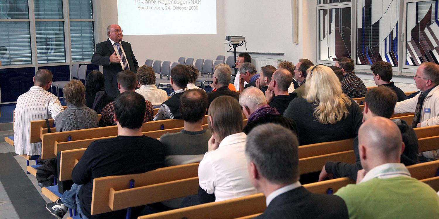 Bezirksapostel Bernd Koberstein in seiner Ansprache an die Mitglieder der Regenbogen-NAK ...