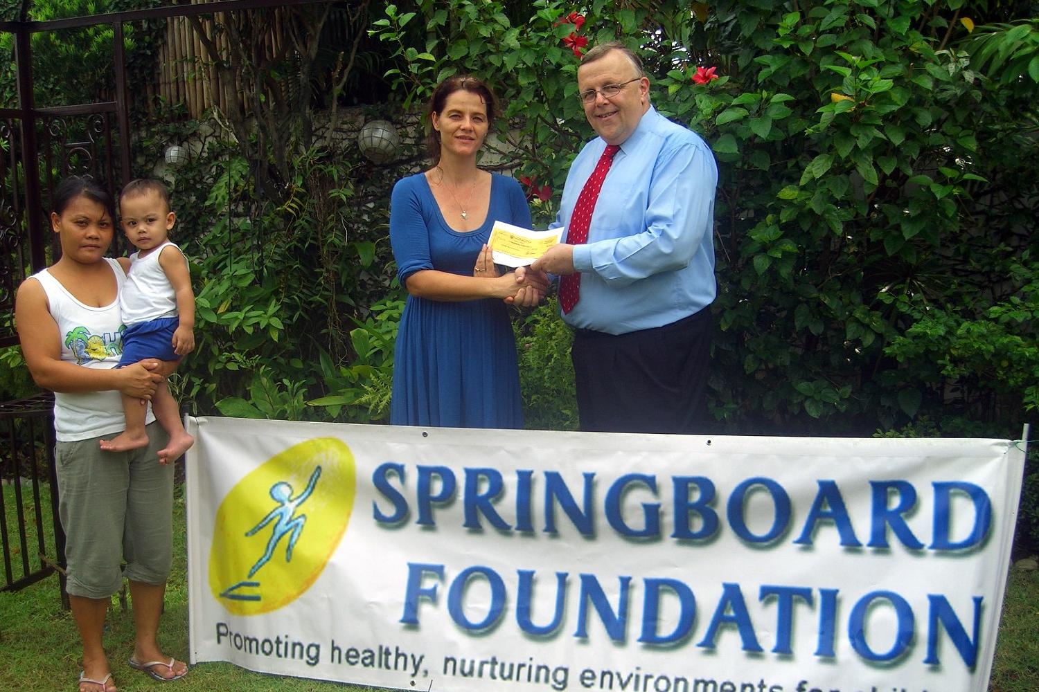 Erste Spenden für die Springboard Foundation (Foto: NAC SouthEastAsia)