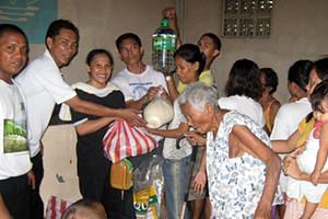 Jugendliche aus der Gemeinde Makati geben Lebensmittel weiter (Foto: NAC SouthEastAsia)