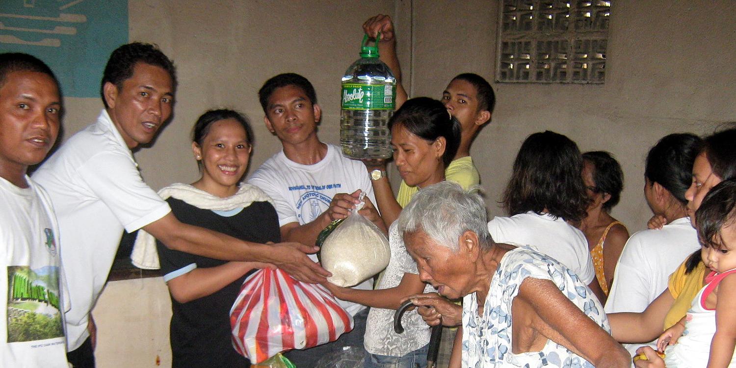 Jugendliche aus der Gemeinde Makati geben Lebensmittel weiter (Foto: NAC SouthEastAsia)