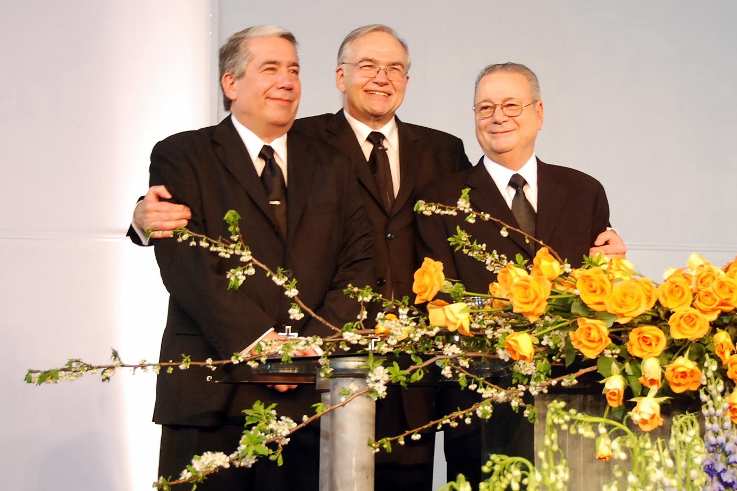 Wachwechsel: Apostel Teti (rechts) geht in den Ruhestand, Apostel Bianchi (links) folgt nach