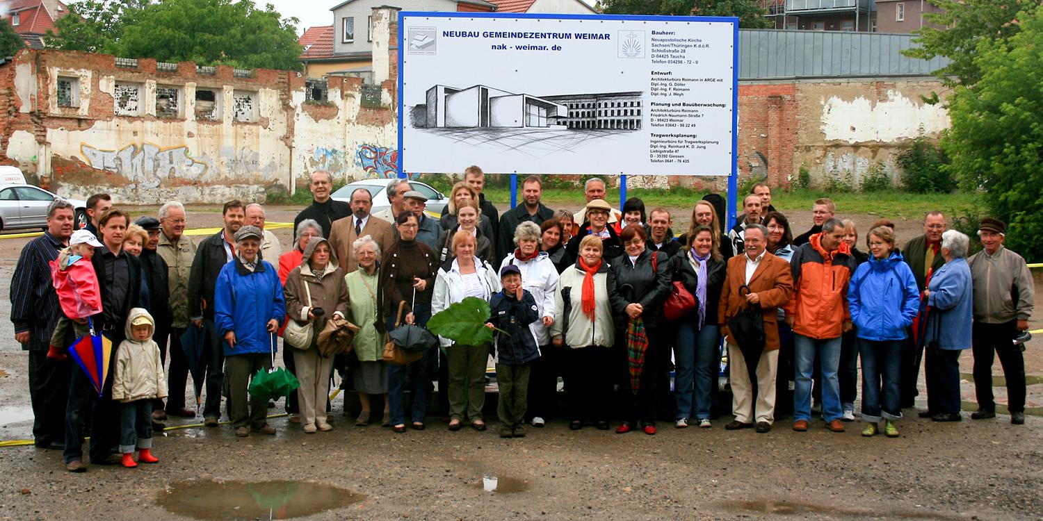 Juni 2009: Gemeindemitglieder aus Weimar versammeln sich vor dem Bauschild (Foto: NAK Weimar)