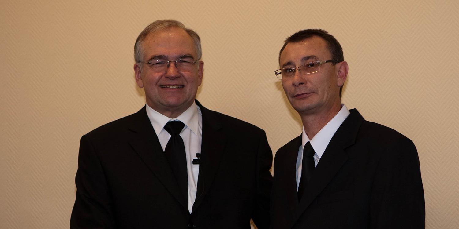 Rechts, der neue Bischof Marat Aktschurin (Foto: NAK BB)