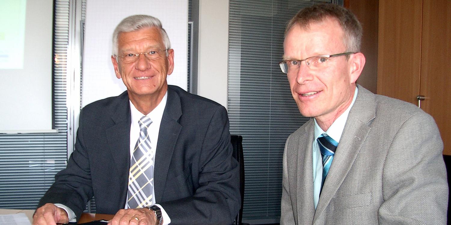 Dr. Daniel Brenner (rechts) ist neuer Projektmanager bei NAKI. Links im Bild: Bezirksapostel Wilfried Klingler (Foto: NAKI)