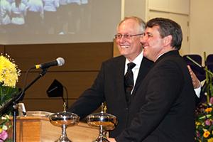 Übergabe offiziell vollzogen, von links: Bezirksapostel Schumacher und Kolb (Foto: NAC UK)