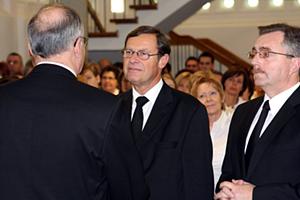 Stammapostel Wilhelm Leber verabschiedet Apostel Bernhard Meier und begrüßt Apostel Philipp Burren, rechts (Foto: NAK Schweiz)