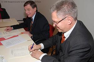 Unterschrift unter die neue Vereinssatzung (Foto: NAK NRW)