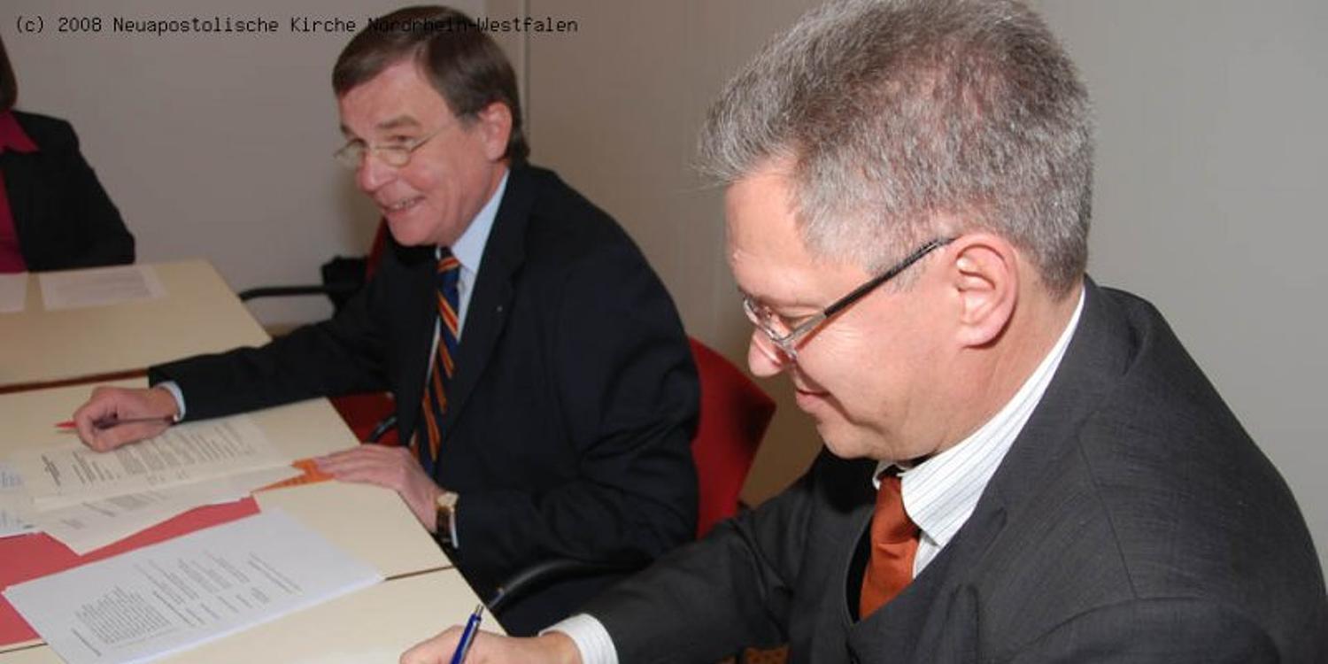 Unterschrift unter die neue Vereinssatzung (Foto: NAK NRW)