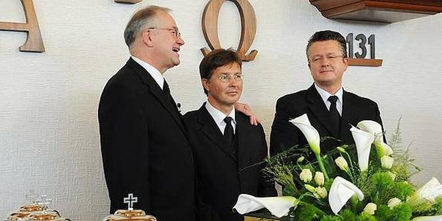 Stammapostel Wilhelm Leber begrüßt zwei neue Bischöfe in Norddeutschland (Foto: NAK Nord)