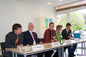 Podiumsdiskussion zum Schluss, von links: Dr. Johannes Ehmann, Volker Kühnle, Dr. Kai Funkschmidt, Barbara Rudolph und Dr. Michael Utsch (Foto: NAKI)