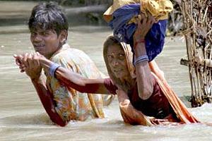 Bihar, Indien: Menschen fliehen vor dem Wasser (Photo: dpa)
